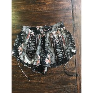 Sun & Shadow black w/ pattern rayon shorts (xs)